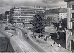 Plac Tadeusza Kościuszki, widok na Powszechny Dom Towarowy, znany pod skrótem PDT (PeDeT) oraz okrągły kiosk nazywany okrąglakiem. Lata 1965-1970.
