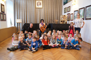 Klub MIL 2015.06.08 Bajka muzyczna Jak Janek i Marianek szczęścia szukali. Katarzyna Nowak (z gitarą). Fot. R. Sławczyński